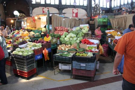 Un marchand de fruits et légumes